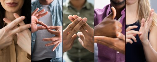 kolaż pięciu fotografii przedstawiających dłonie pokazujące różne znaki migowe. 