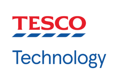 Logotyp Tesco Technology. Wyrazy oddzielone niebieską przerywaną linią.