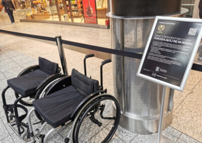 dwa wózki dla osób z niepełnosprawnością ruchową w holu galerii handlowej